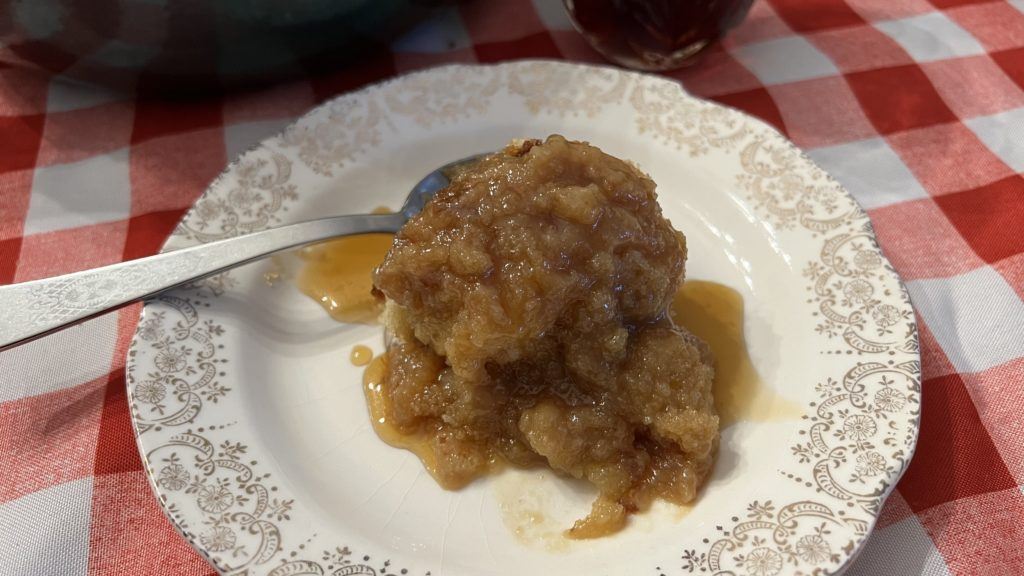 Pouding chômeur au sirop d'érable; home made maple syrup pudding